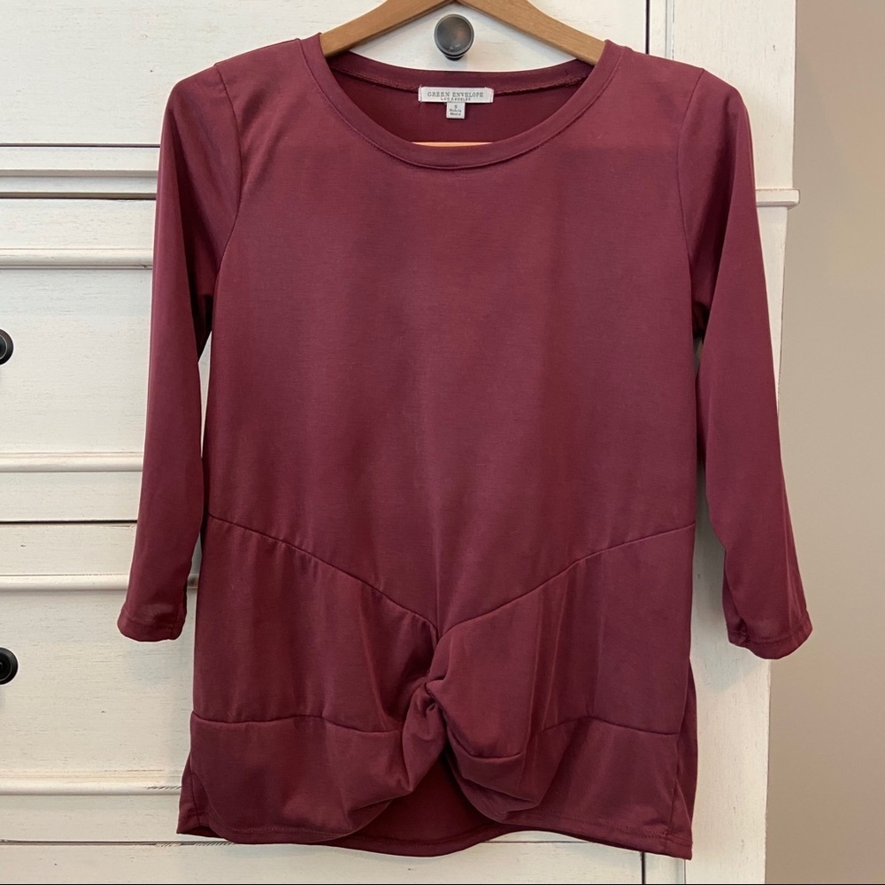 Green Envelope Knotted Front 3/4 Sleeve Maroon Top. Size Small.